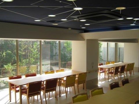 たのしい家 東淀川大隅のダイニング。車椅子でのご利用も安心して行っていただける専用のテーブルセットとなっております。