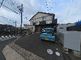静かな住宅街の建物外観