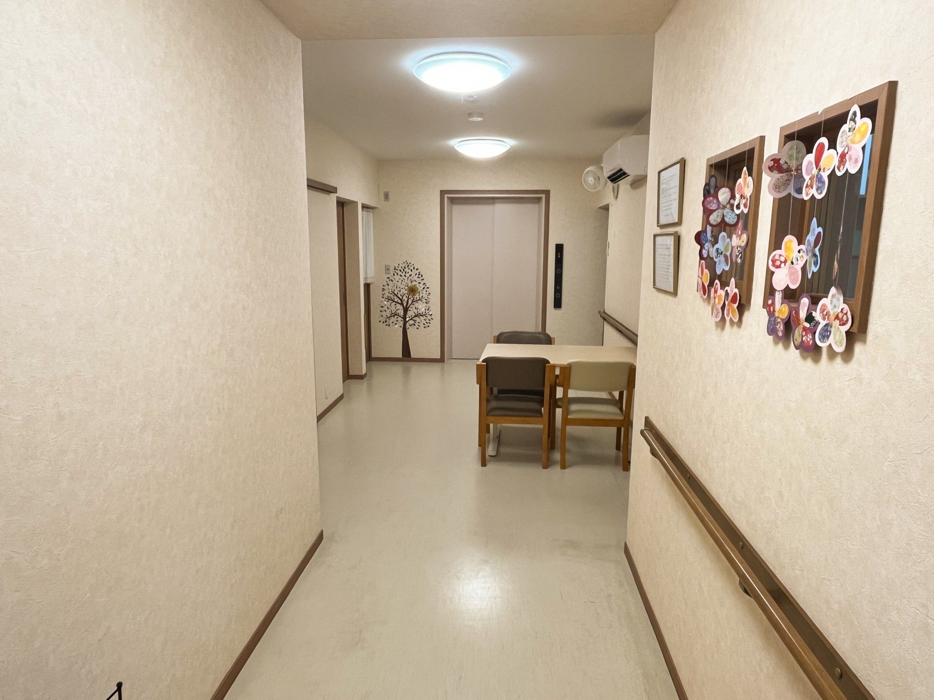 明るい廊下とエレベーター