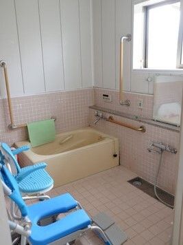 シャワーチェアがついている施設内の浴室の様子。施設の設備の写真
