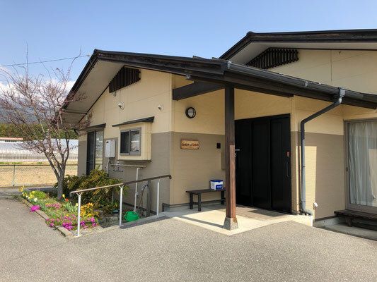 施設のエントランス付近の写真。車いす用にオールバリアフリーにしてある様子