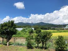 緑の山々と木々に囲まれた自然豊かな環境の写真。施設の周辺写真