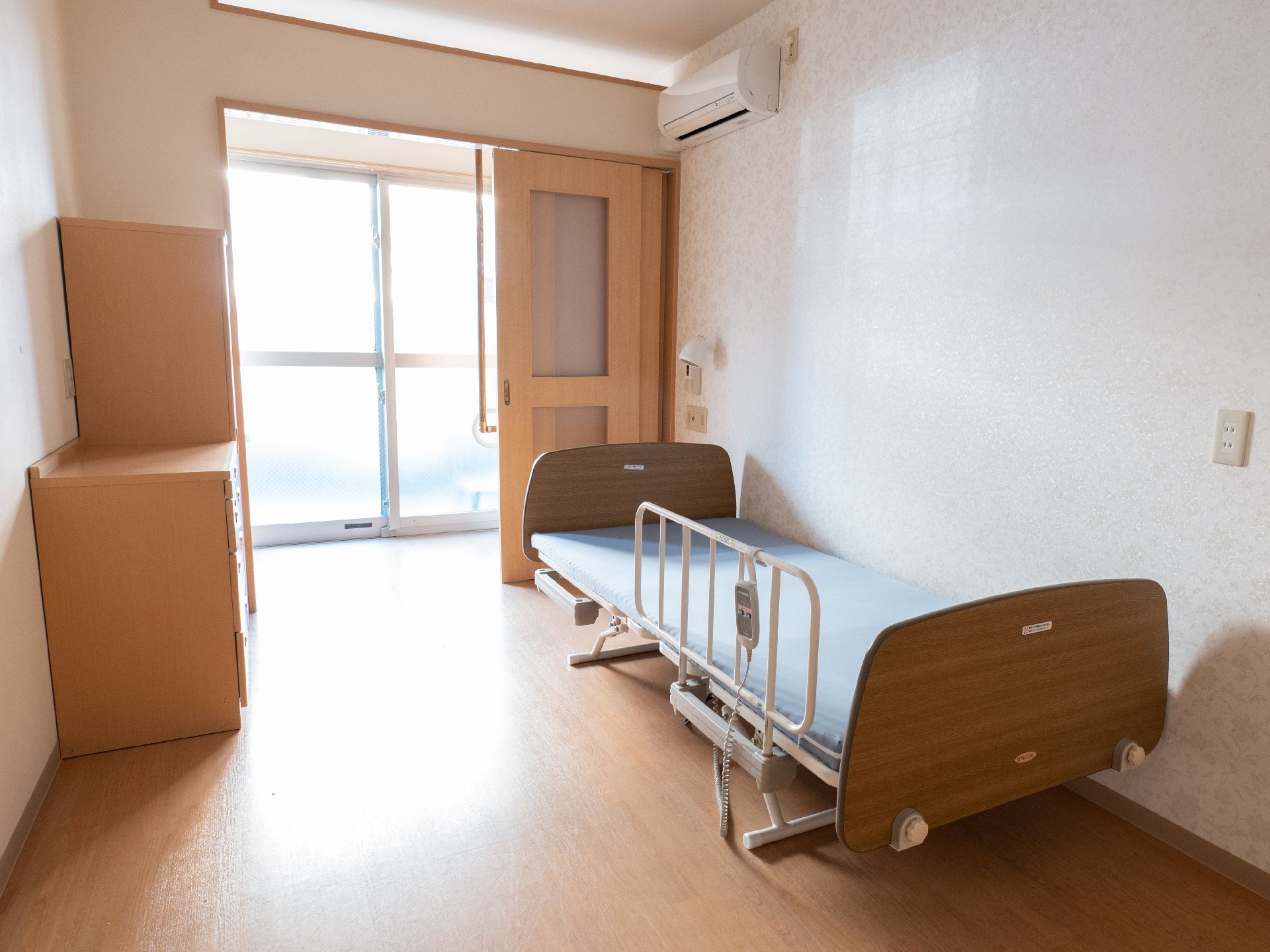 柵が設置されているベッド