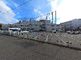 周囲の建物と駐車場の風景
