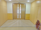 介護施設の明るい廊下と受付