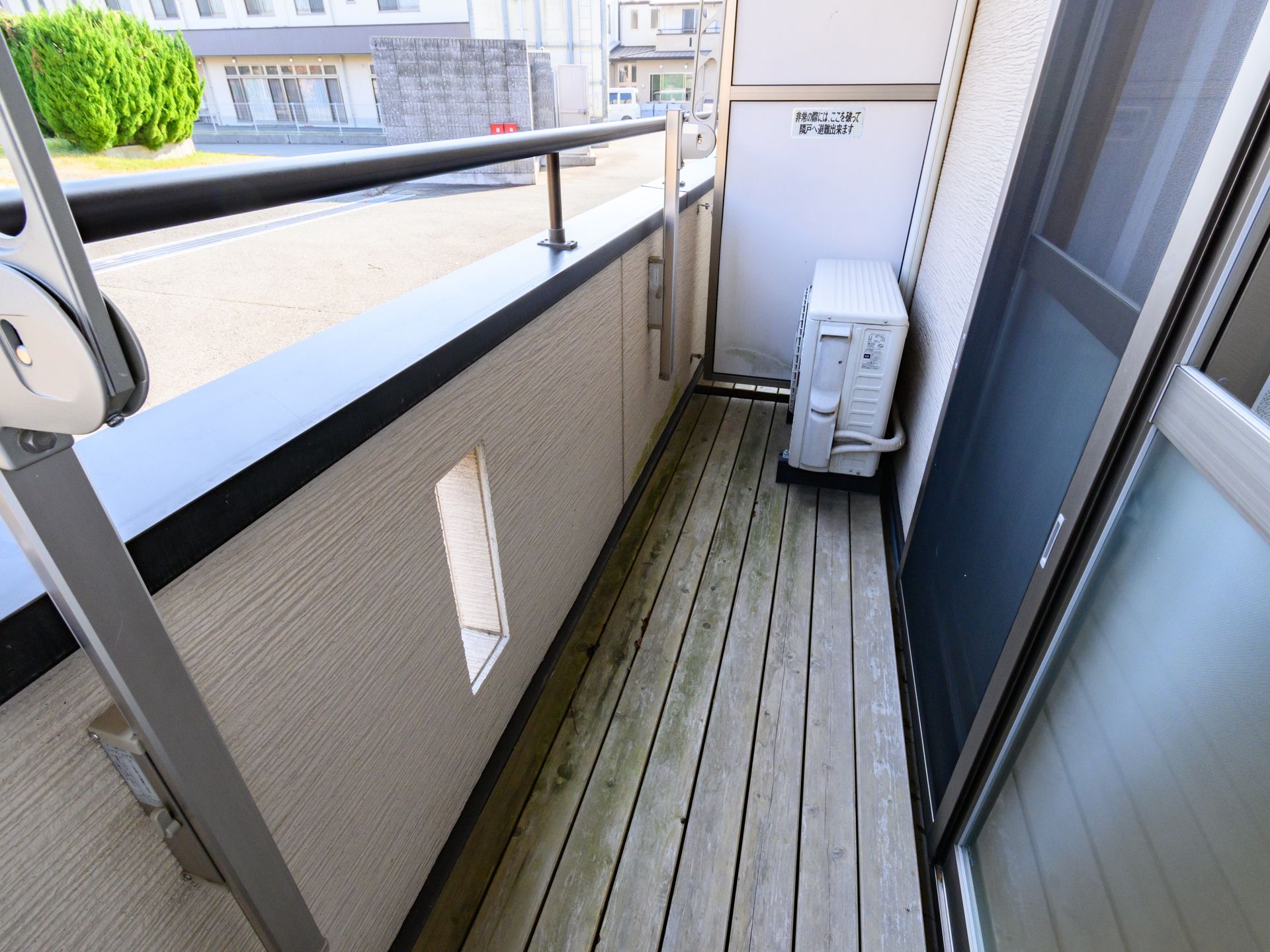 施設内のガラス戸を開けて出ることができ、外の空気を吸えるベランダ