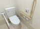 明るく清潔なトイレのある部屋