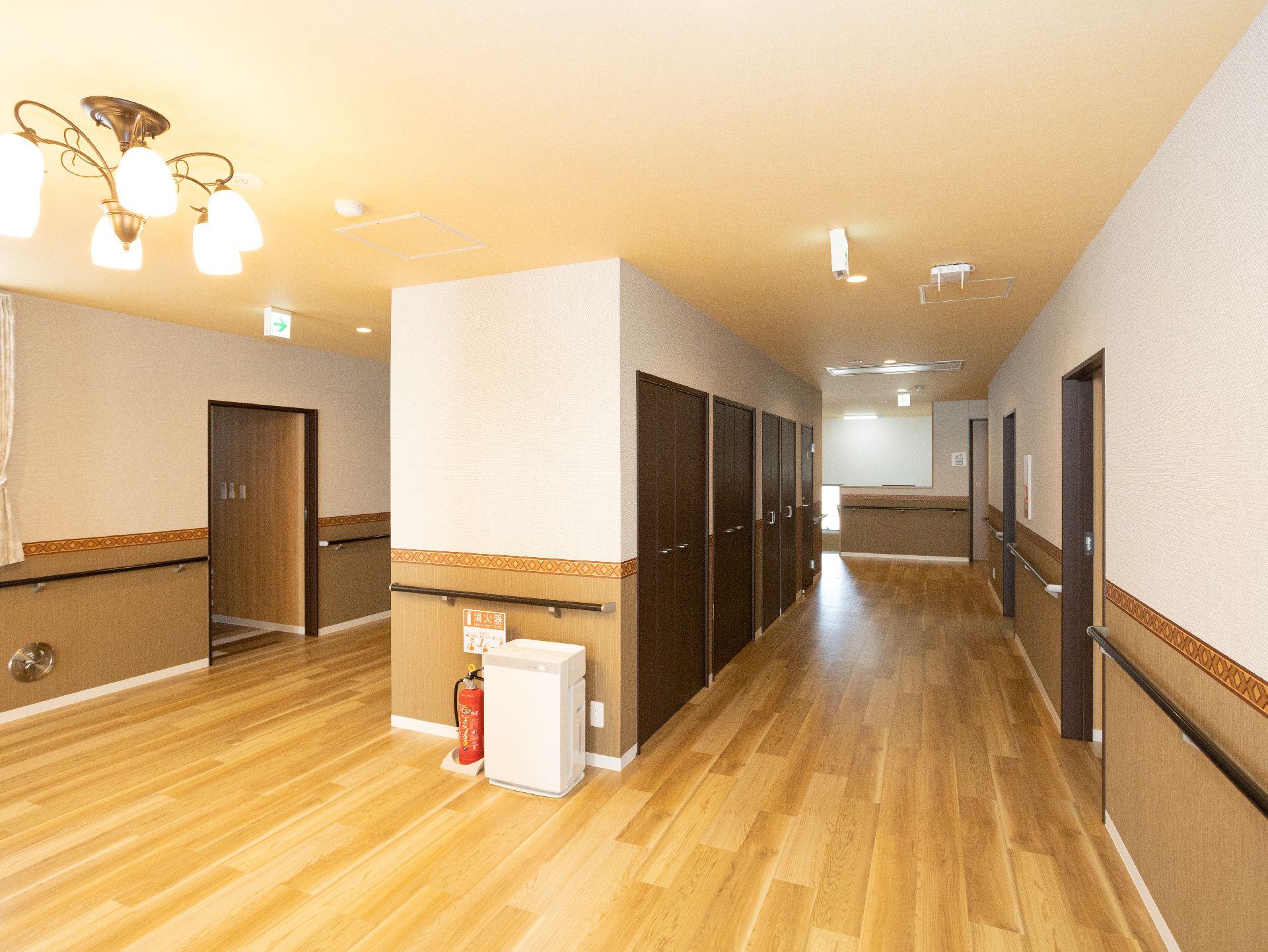 手すりが設置された、各部屋につながる廊下