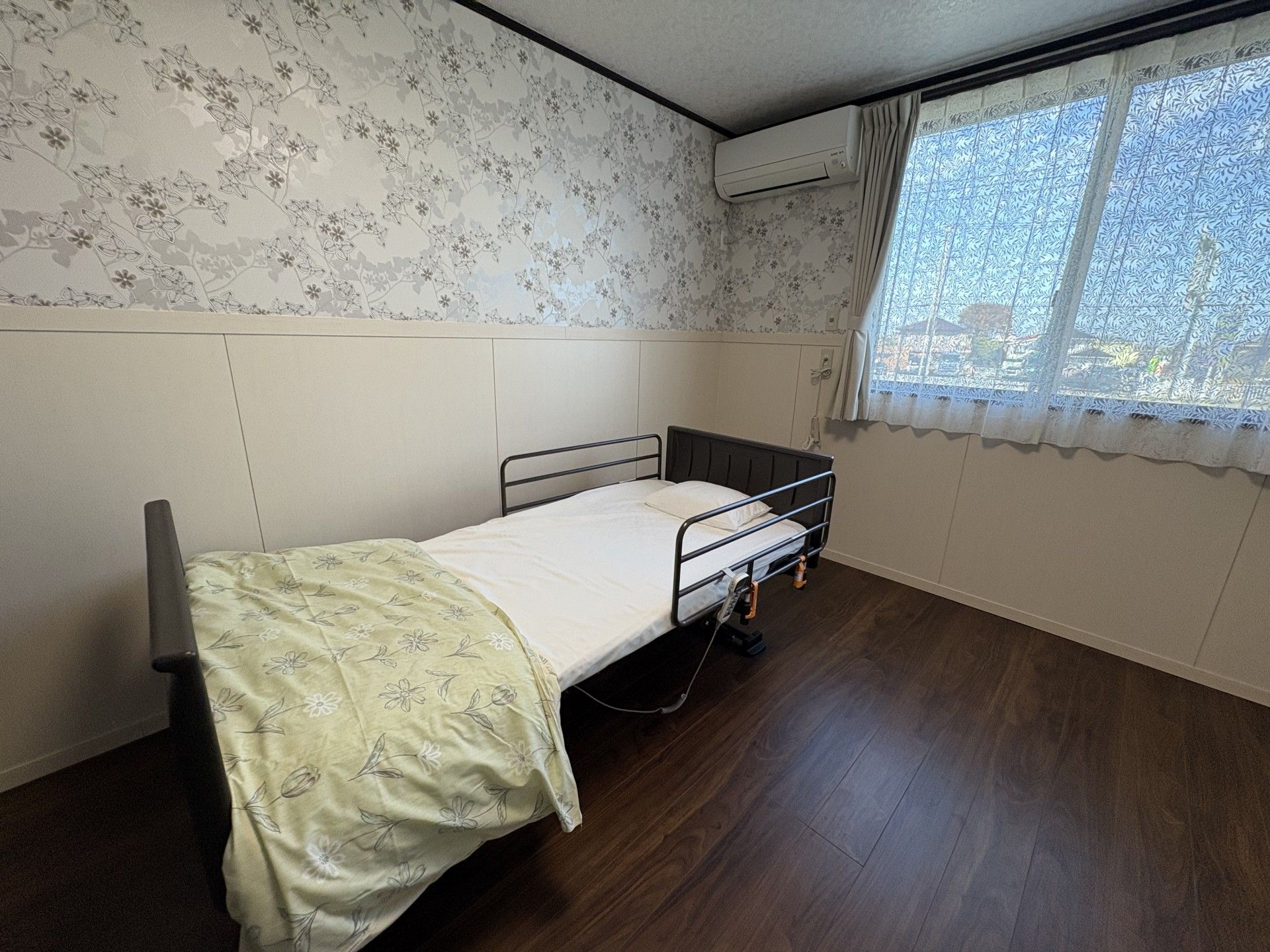 窓際のベッドルーム