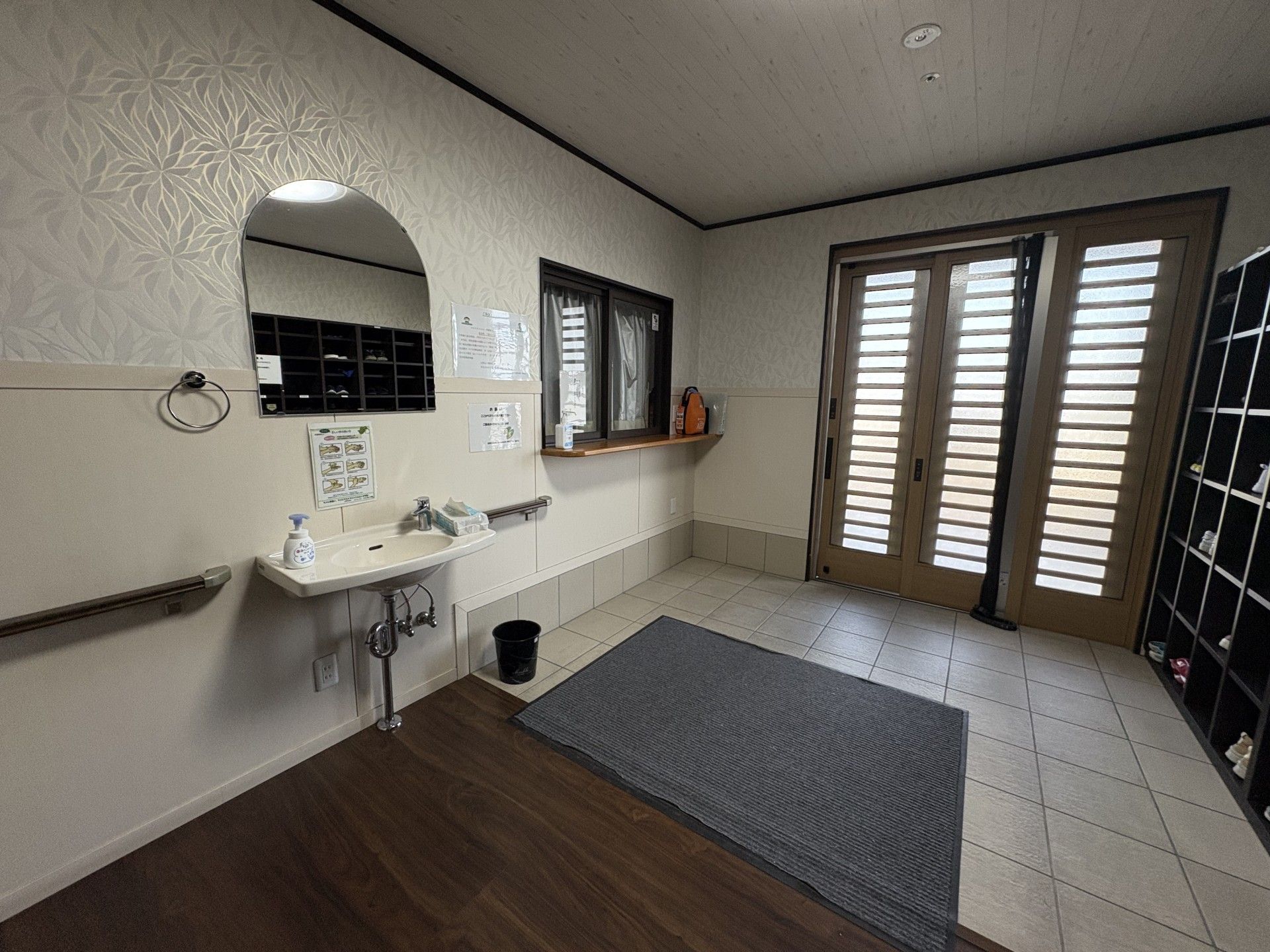 手洗い場と出入口の空間