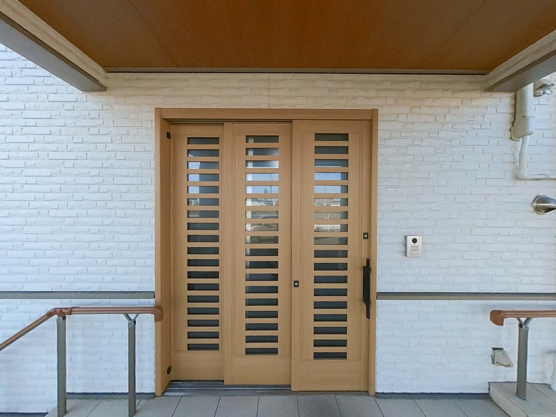 手すり付きの玄関