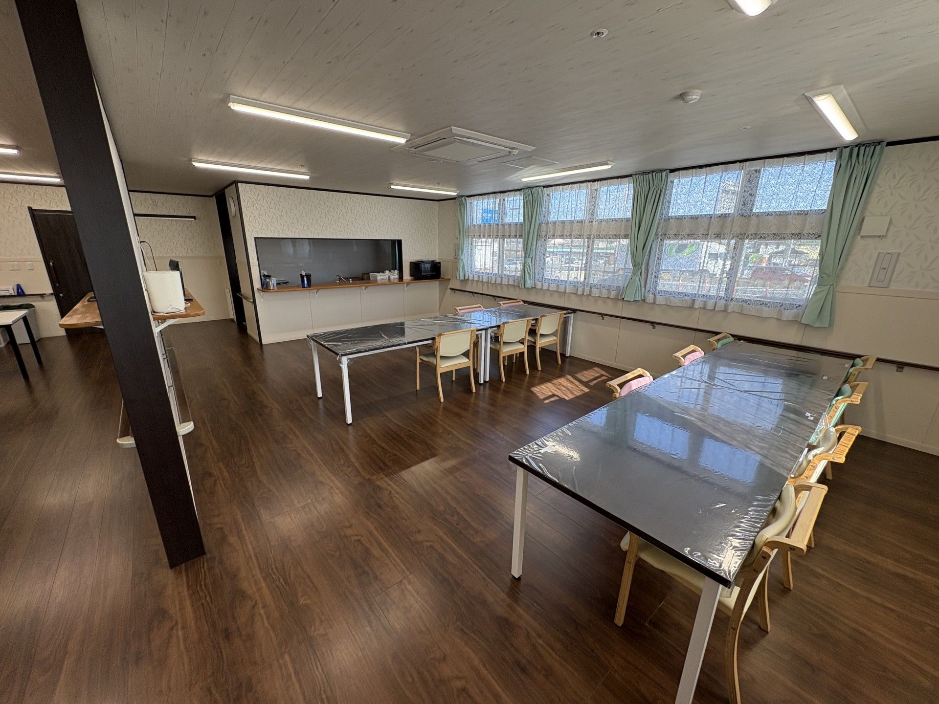 明るい食事スペース