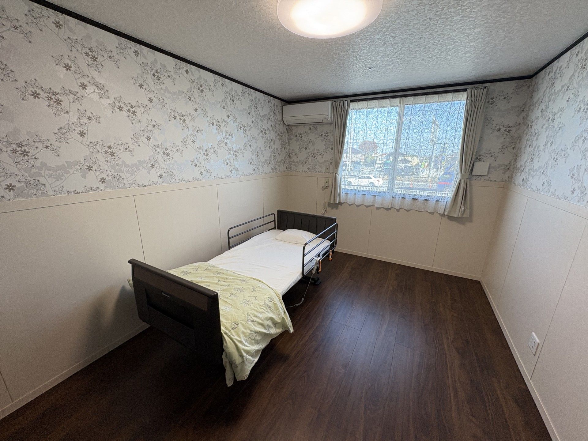 窓際のベッドがある部屋