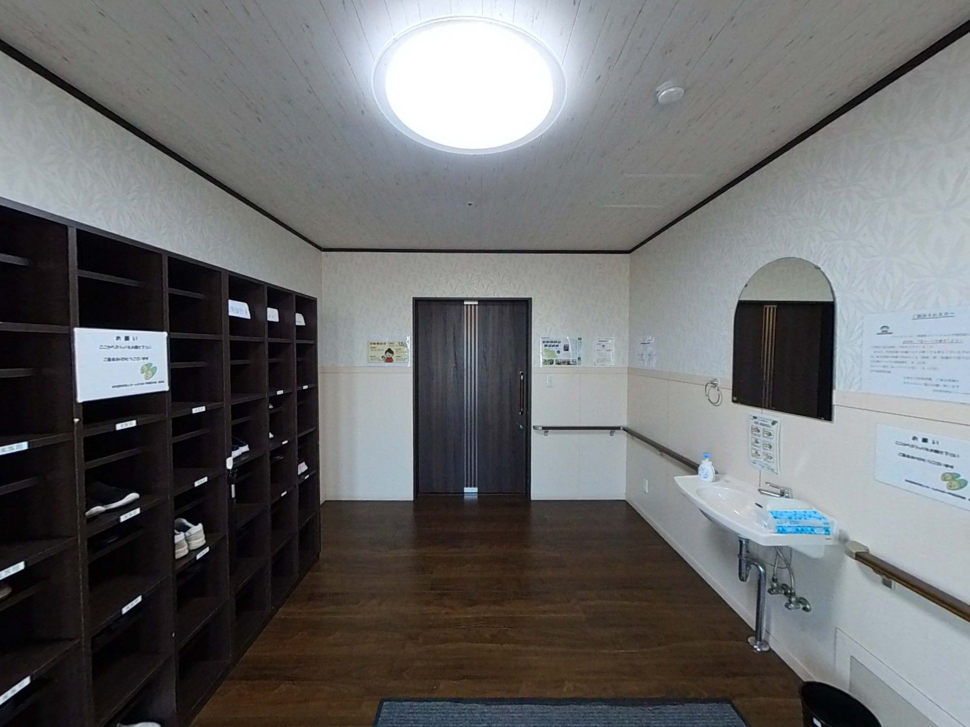 靴箱と洗面台のある玄関