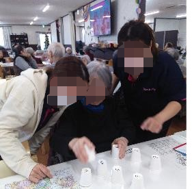 明るい外観の施設正面