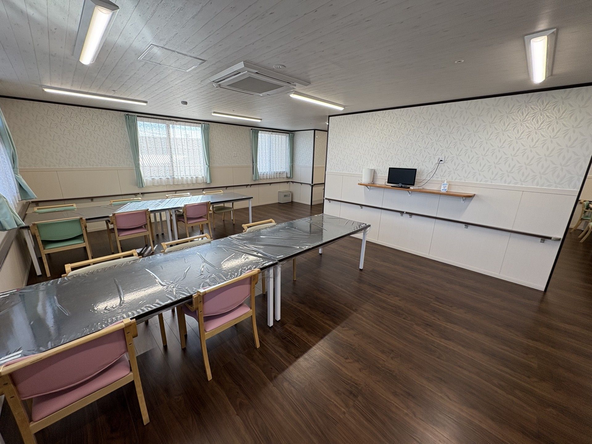 広いテーブルのある部屋