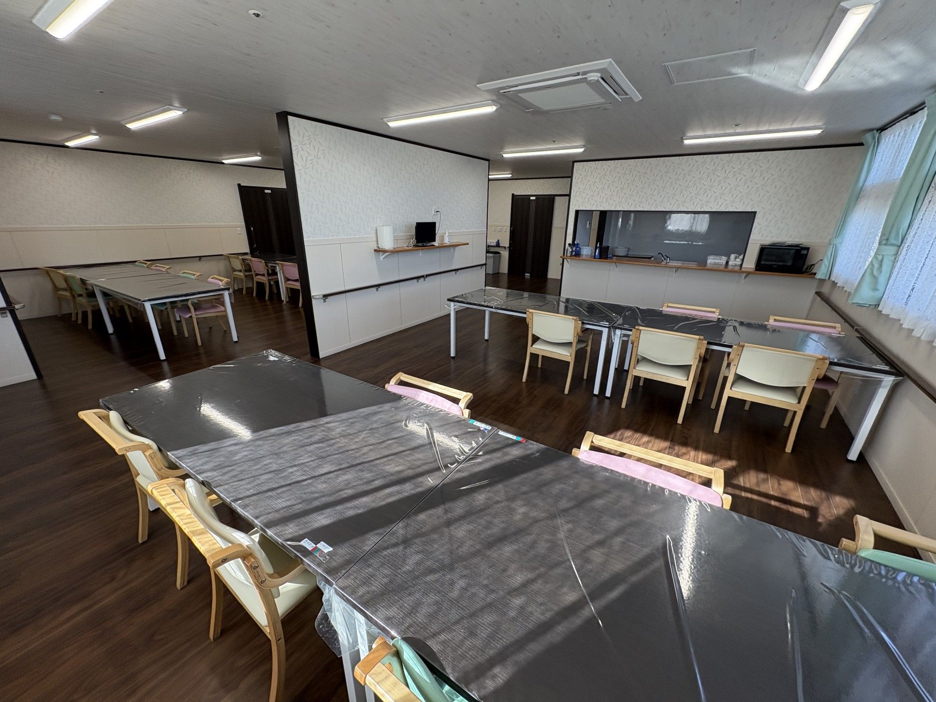 広いテーブルのある部屋