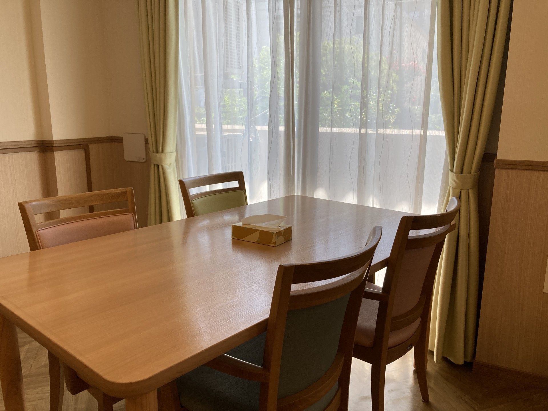 日差しが差し込むテーブル