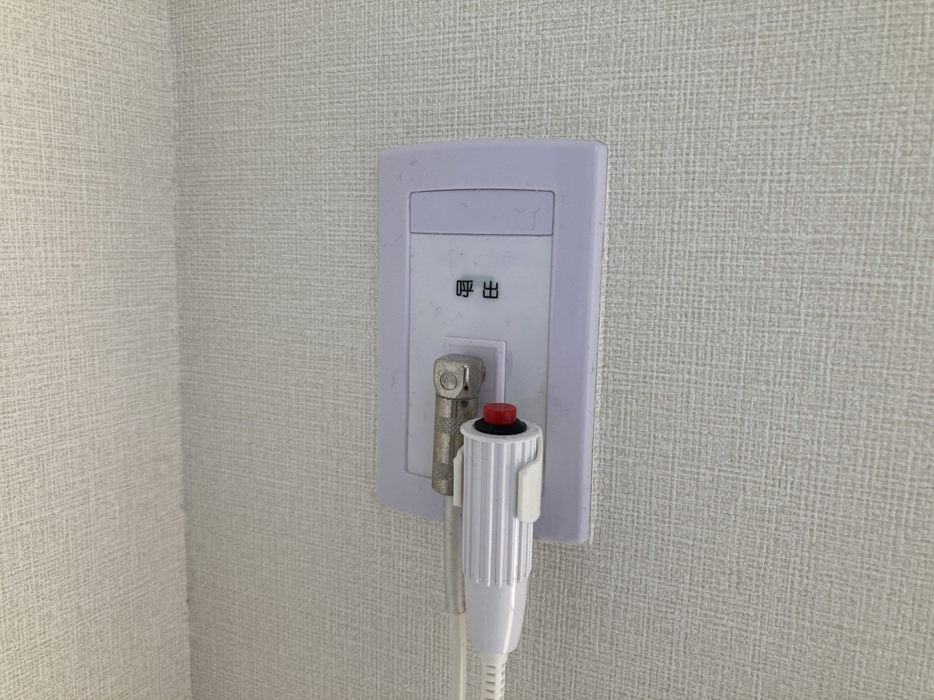 呼び出しボタンの壁面