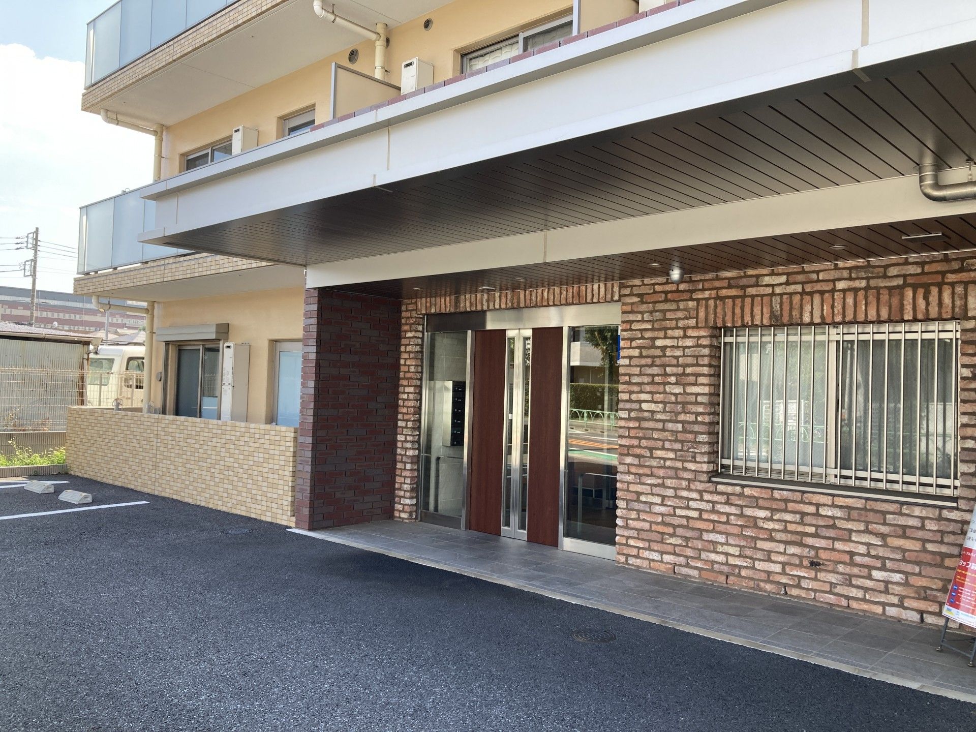 レンガ調の建物の入口