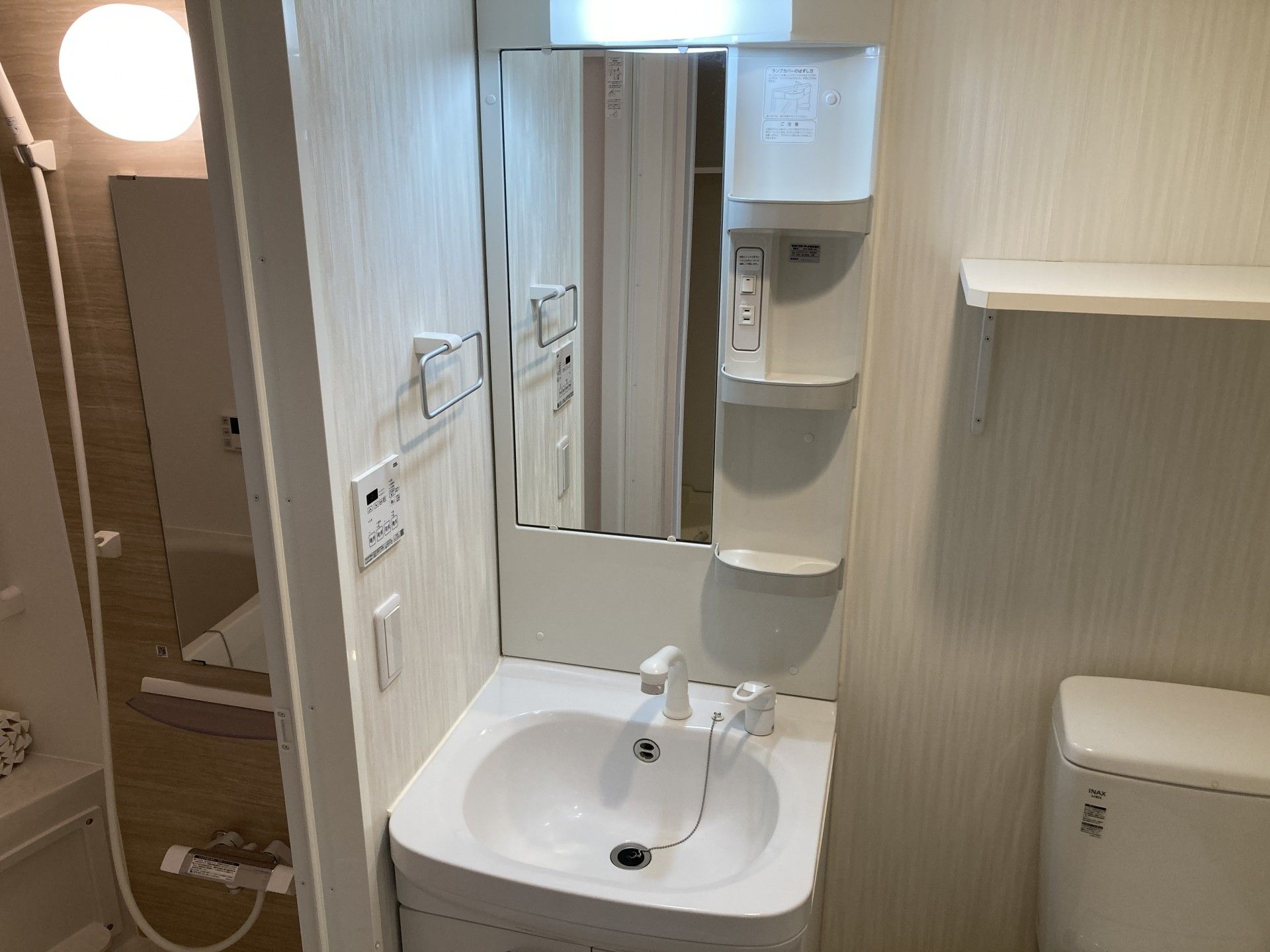 清潔な洗面所と浴室