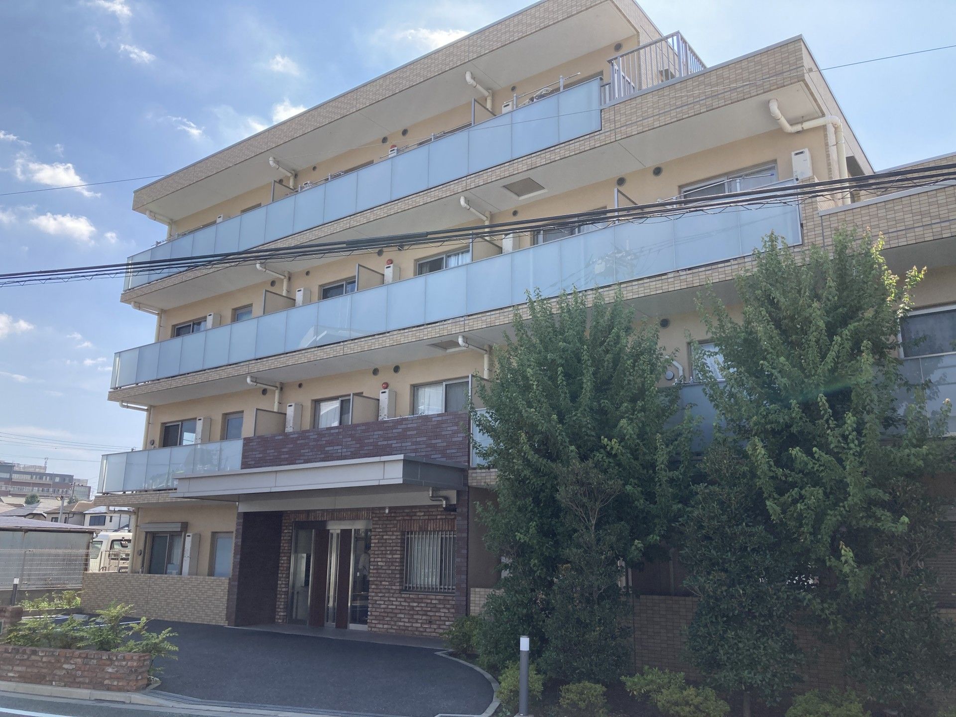 緑に囲まれた建物の外観