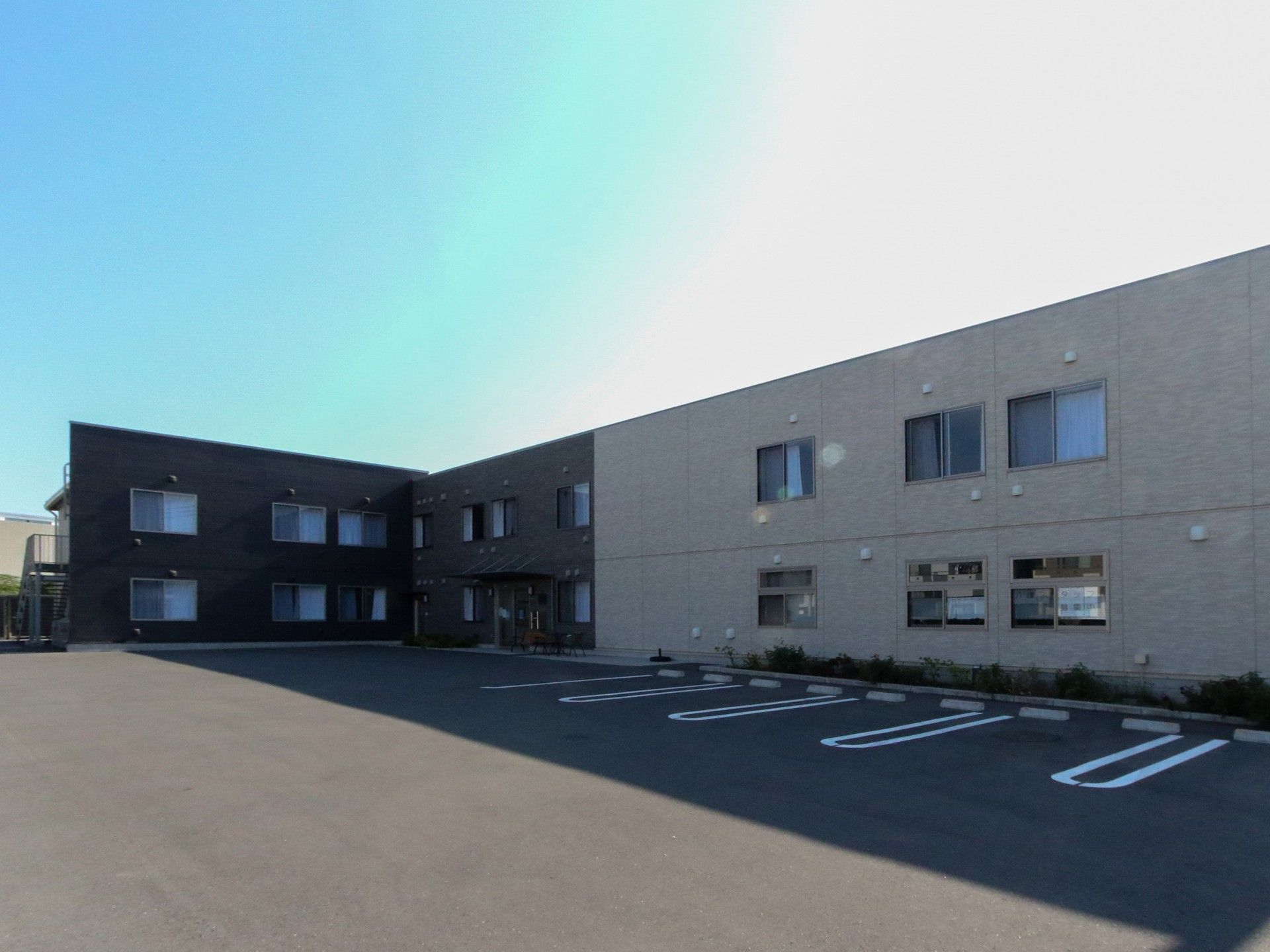 静かな外観の施設