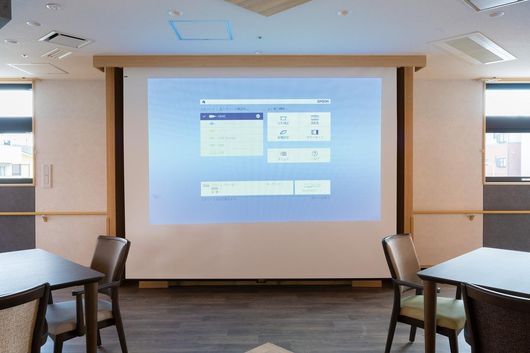 食堂兼機能訓練室スクリーン