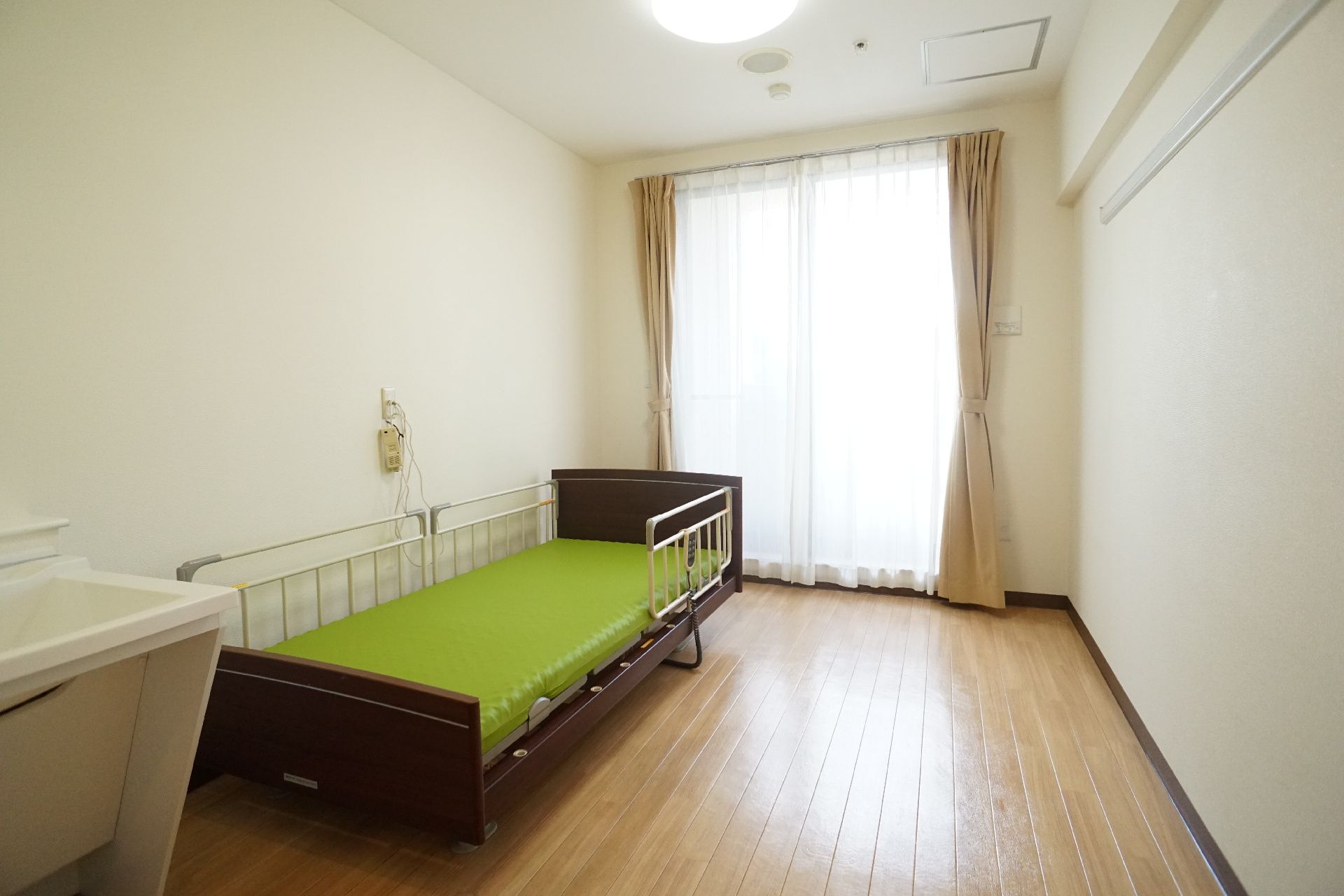 カーテンを取り付けた居室