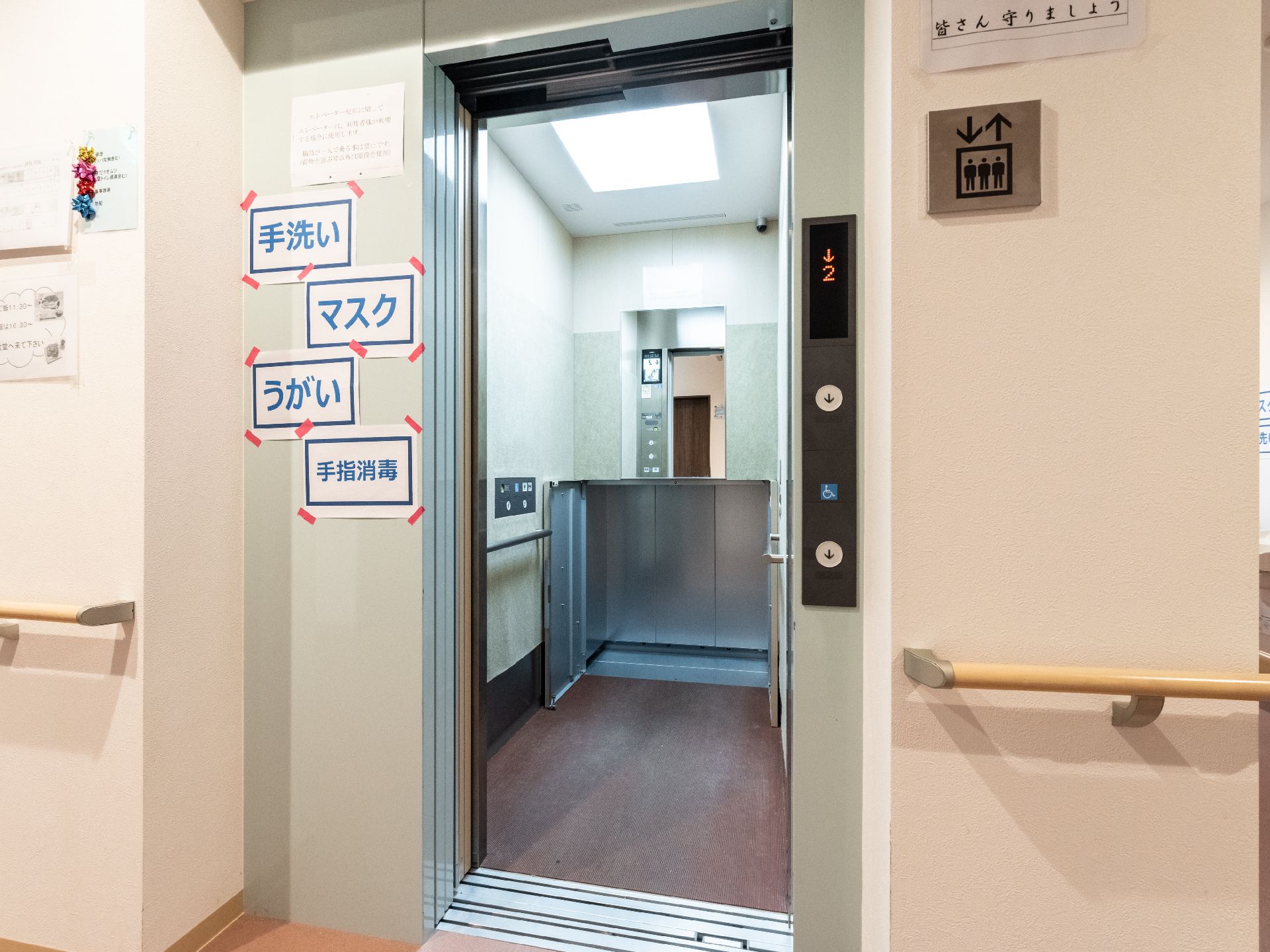 乗降口に段差がなく、車椅子の方が通行しやすい幅が広いエレベーター