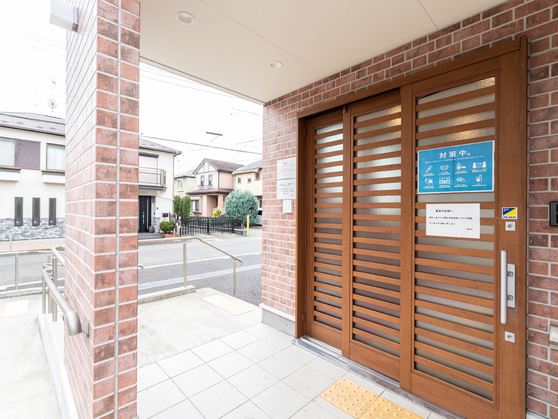 バリアフリー化されて段差がなく、中に入るとすぐ手すりを使える玄関
