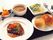 にんじんやいんげんを添えた肉のソテーにはソースがかかり、2種類の案とサラダ、スープ、フルーツが添えられている。