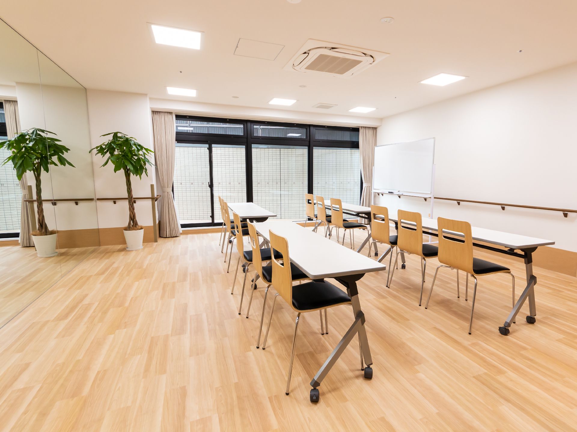 テーブルが置かれ、椅子と植物が設置されている部屋
