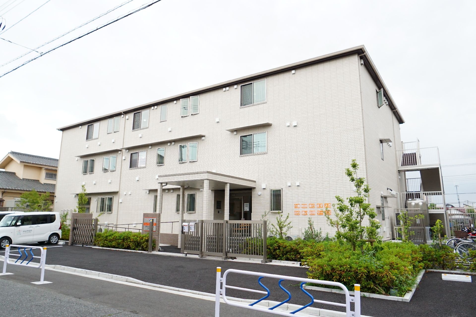 白を基調とした３階建ての介護施設の外観