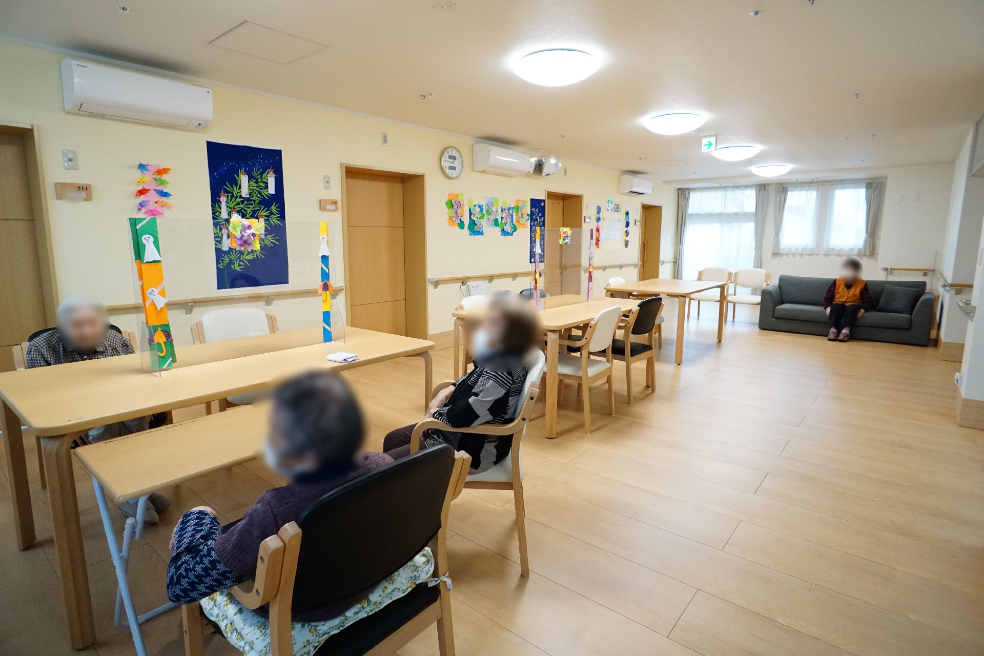 椅子とテーブルが設置してある共有スペース
