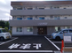 明るい街並みの中の介護施設