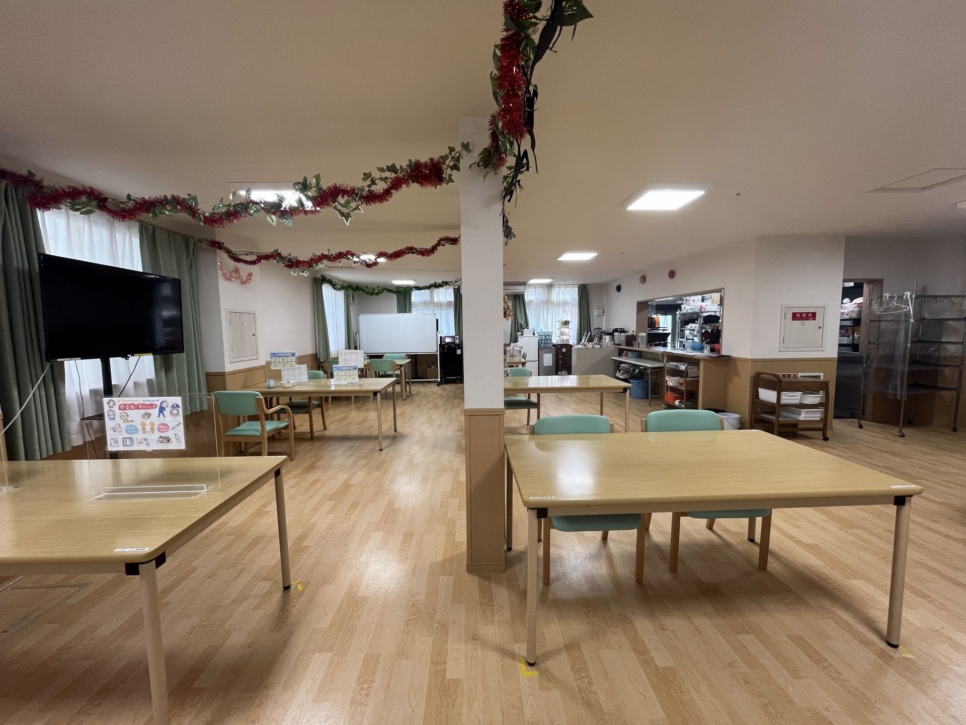 広いテーブルのある部屋