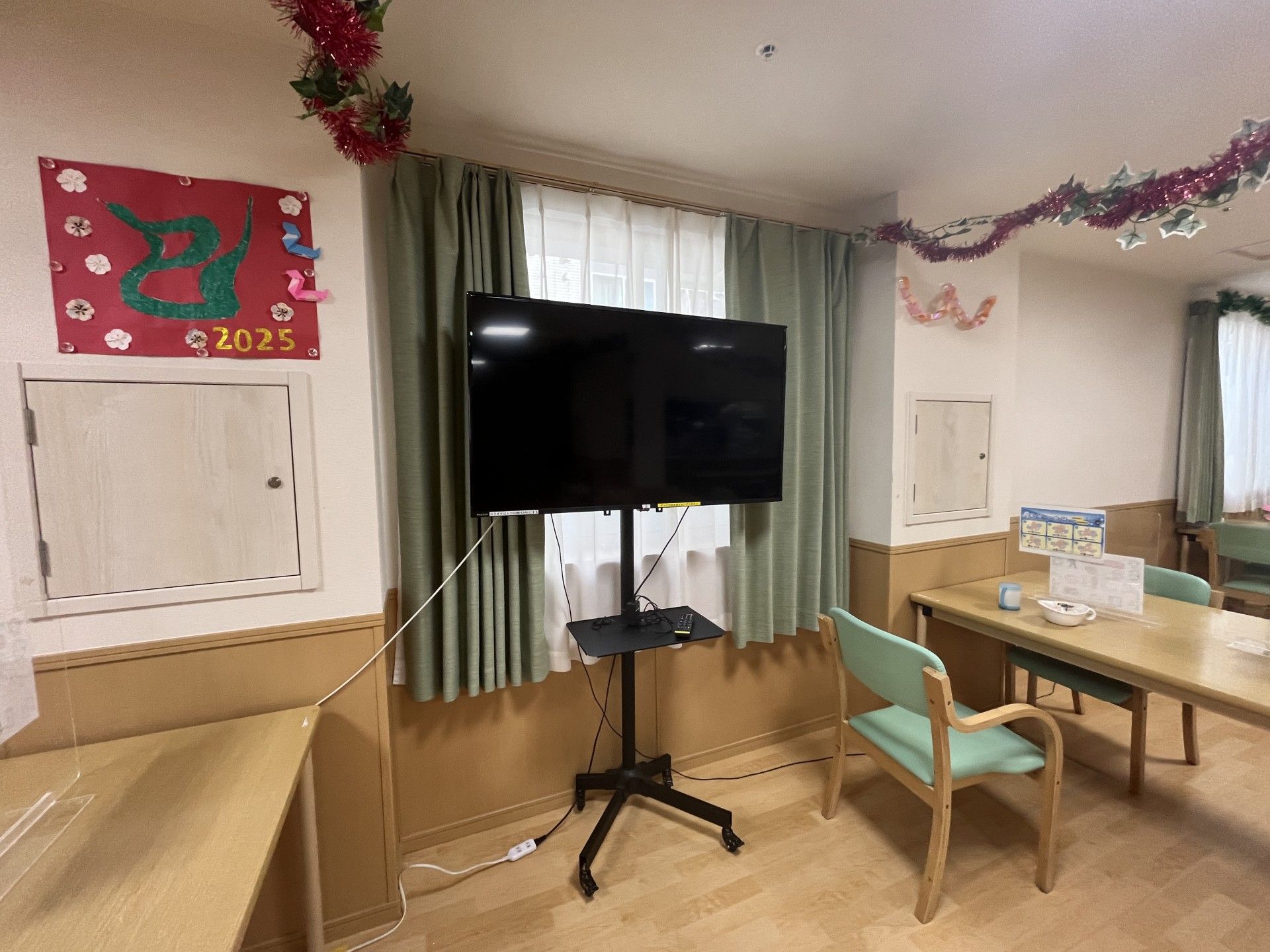 テレビと飾りのある部屋