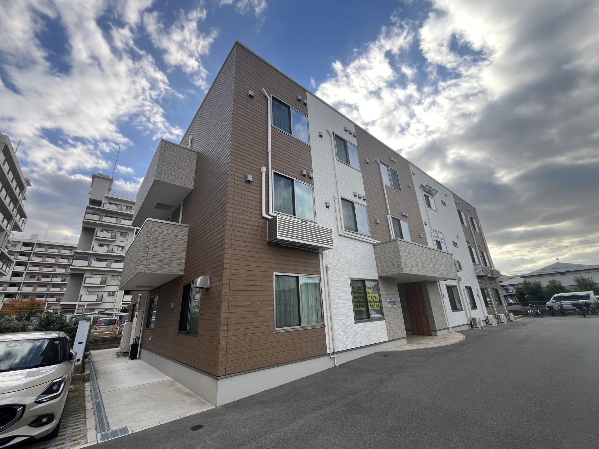 青空の下の建物外観