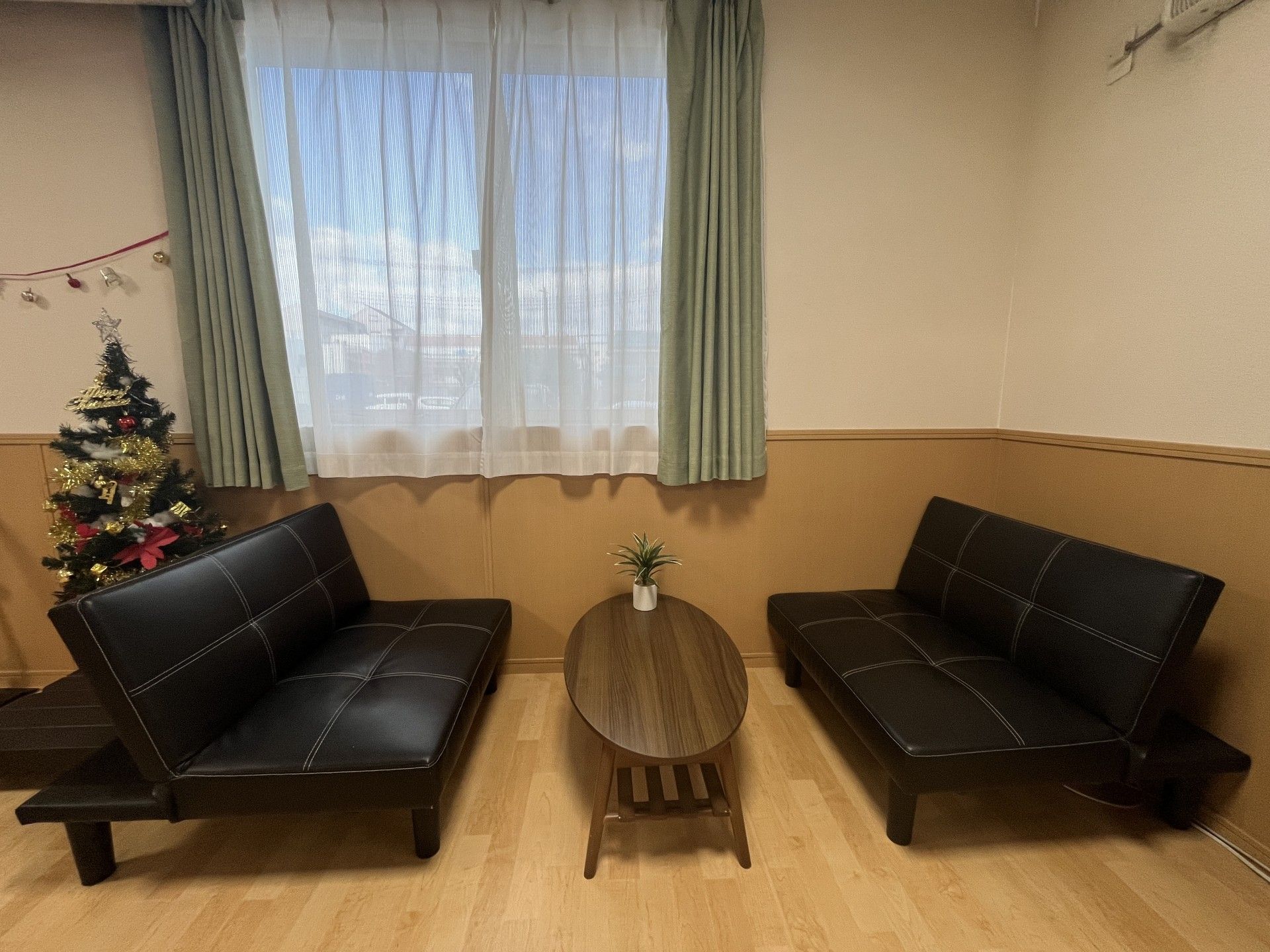 窓際のくつろぎスペース