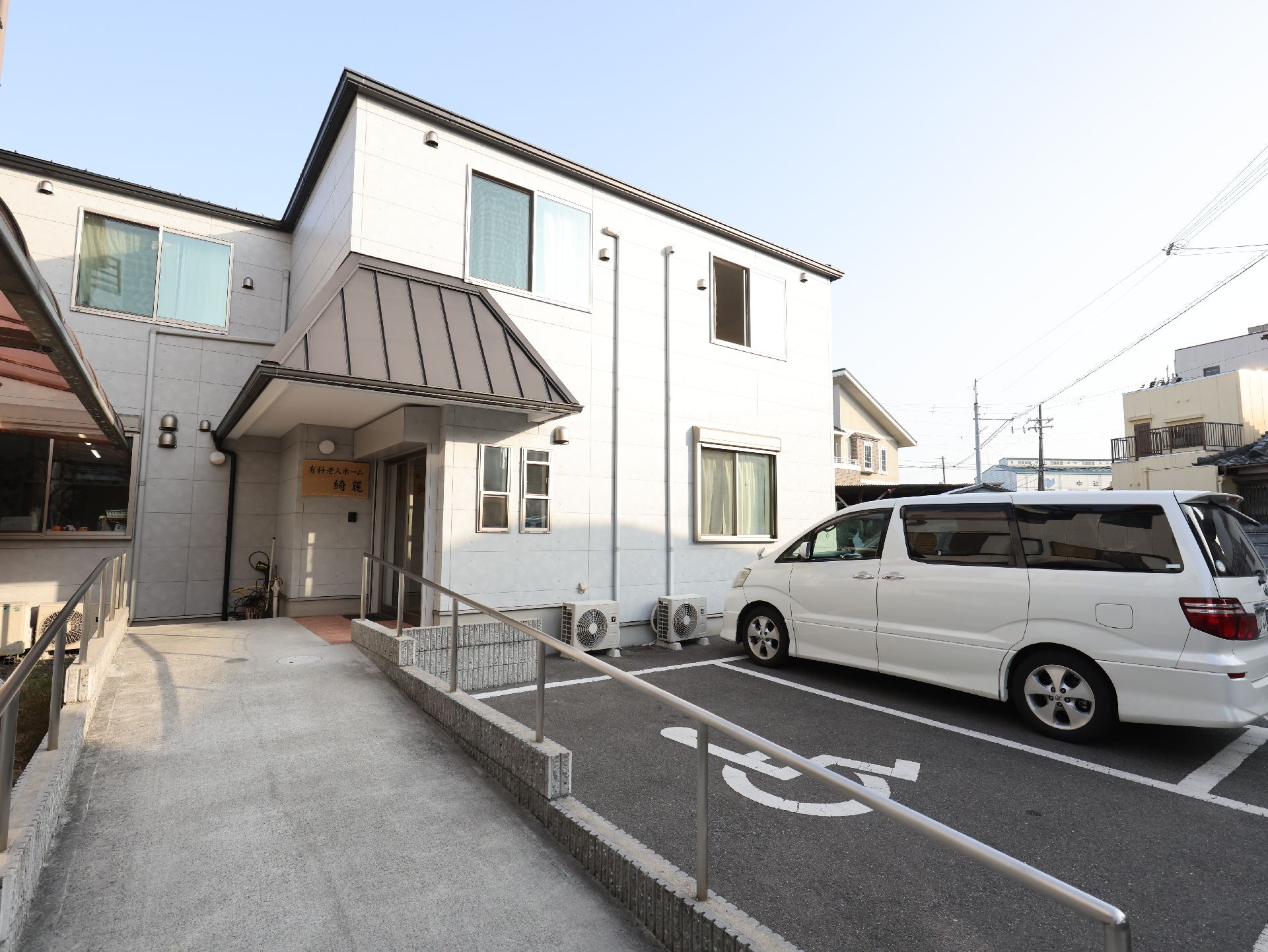 駐車場の出入り口から見た、斜め前から見た施設全体の外観