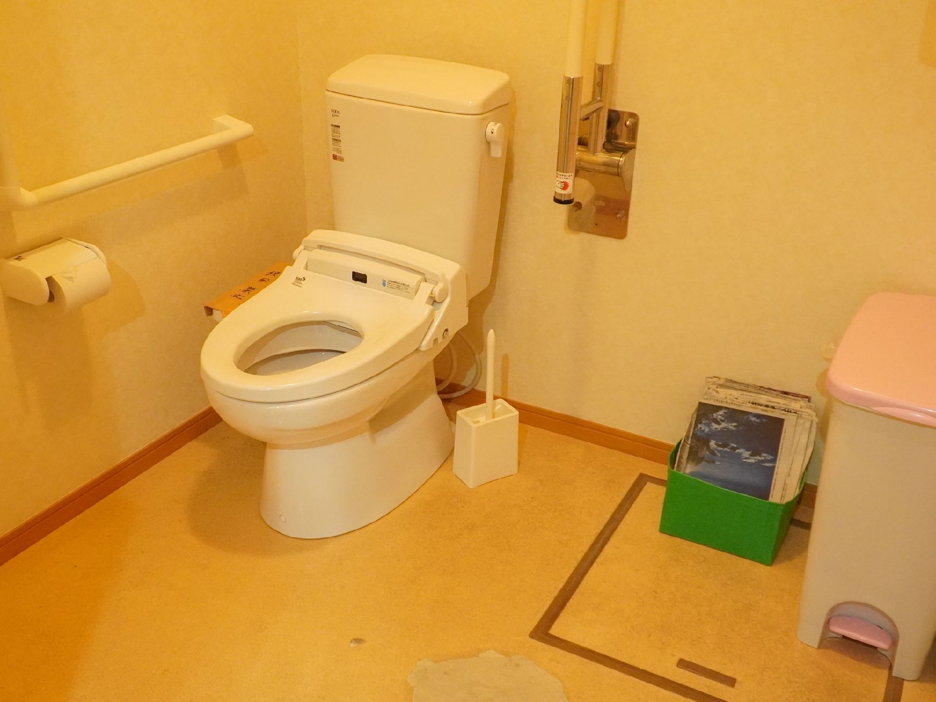 手すりがなどのバリアフリーが施されているトイレ