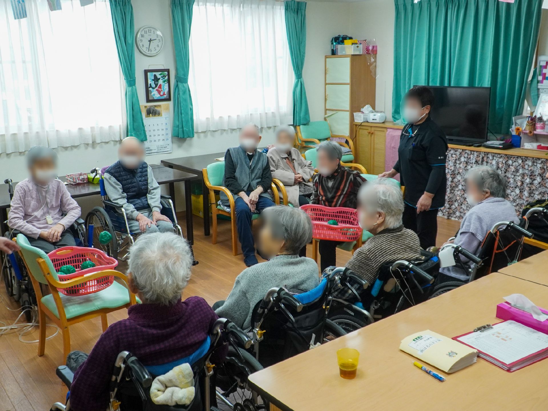 ボールを投げて遊んでいるレクレーション