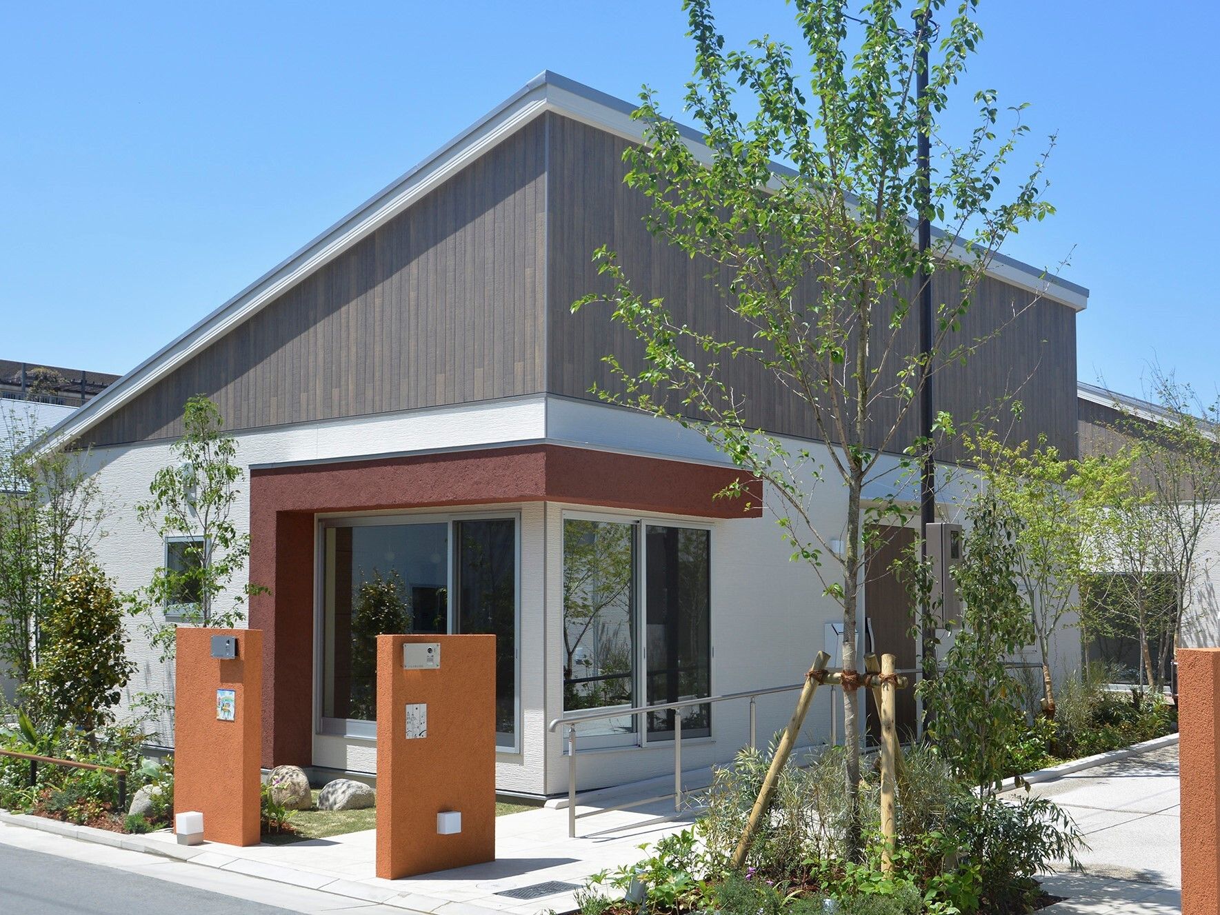 食器洗浄乾燥機やIHクッキングヒーター付きのキッチンは白を基調としていて清潔感がある。家具などはない。