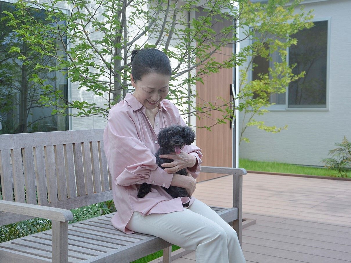 カラオケセットが置かれた広い部屋にはソファやテーブルが置かれ、テーブルの上にはタンバリンやマイクが置かれている。