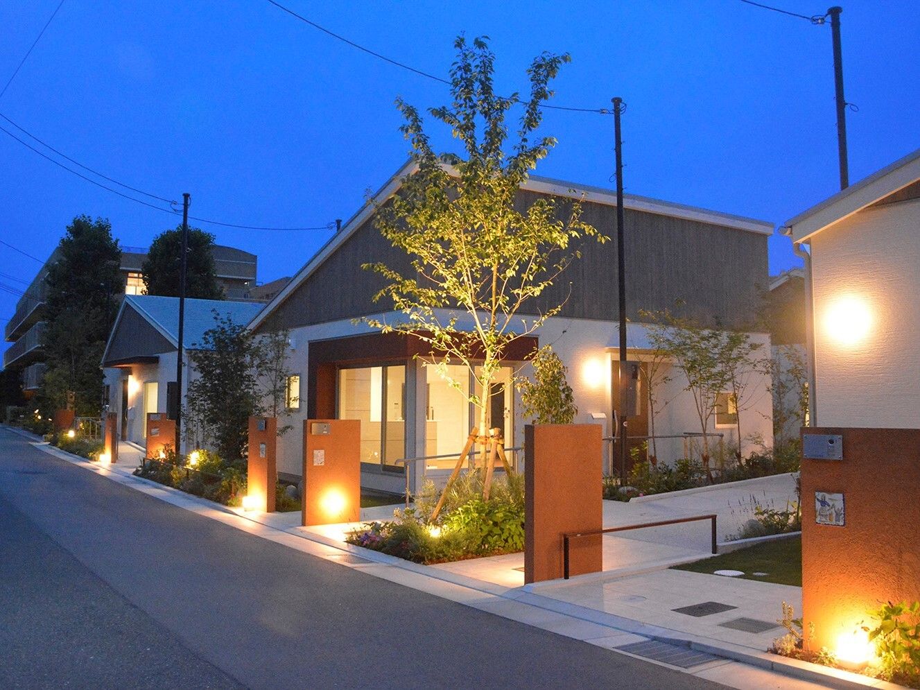 一軒家のような建物。暖色のライトで照らされている