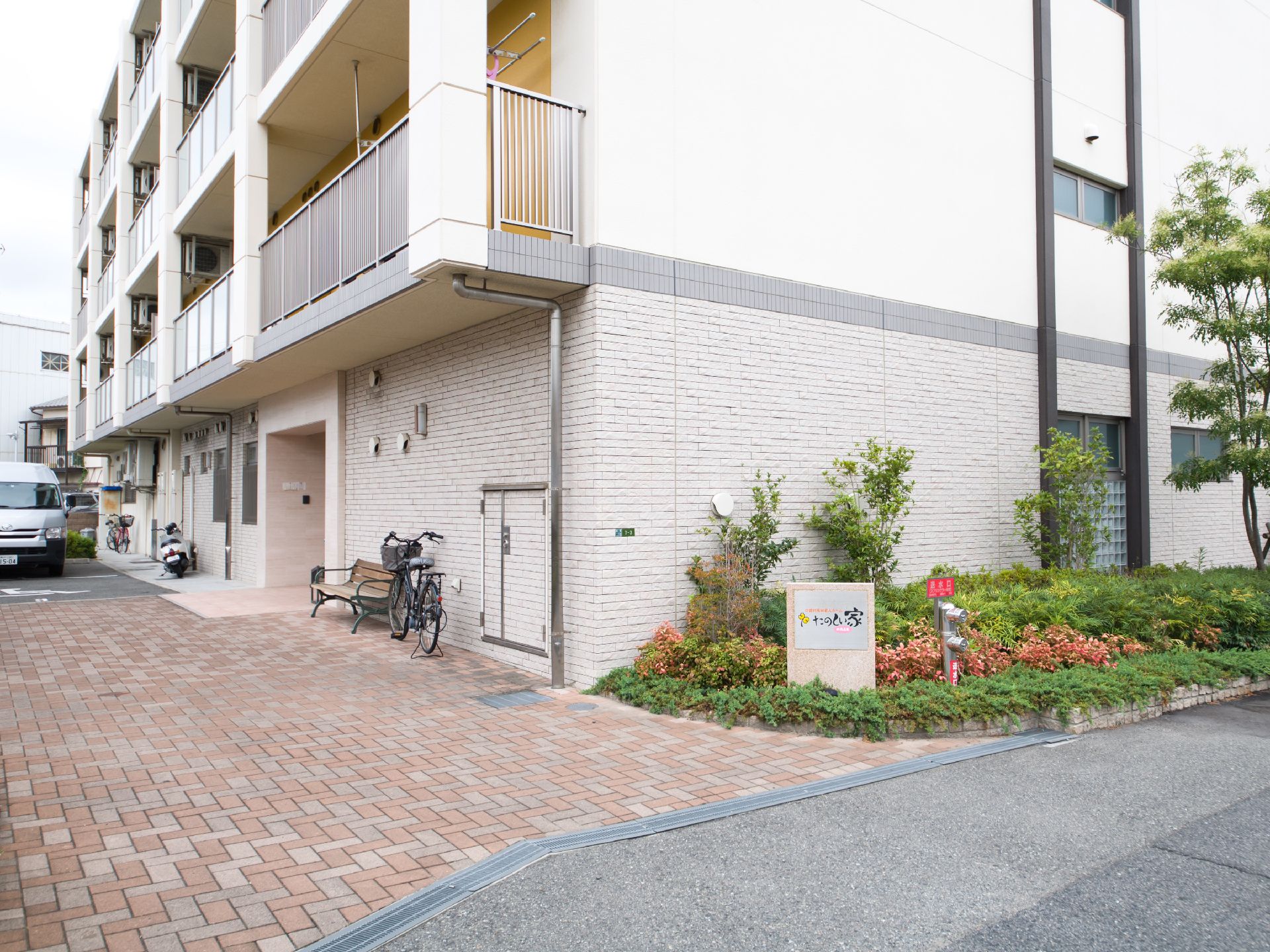 建物の1階部分は、淡いグレー系の色をしている。2階部分との境目に、ダークグレーでラインが入っている。