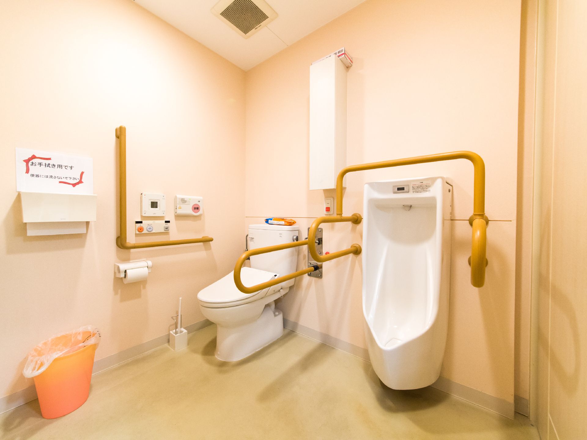 洋式のトイレには、洗浄機能が付いている。男性用小便器にはセンサーがついており、流し忘れがない。手すりが両側にあり、どちらの手でも摑まれる。
