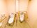 トイレは奥に向かって左側に洋式便座、右側に男性用小便器が設置されている。いずれも手すりが取り付けられている。
