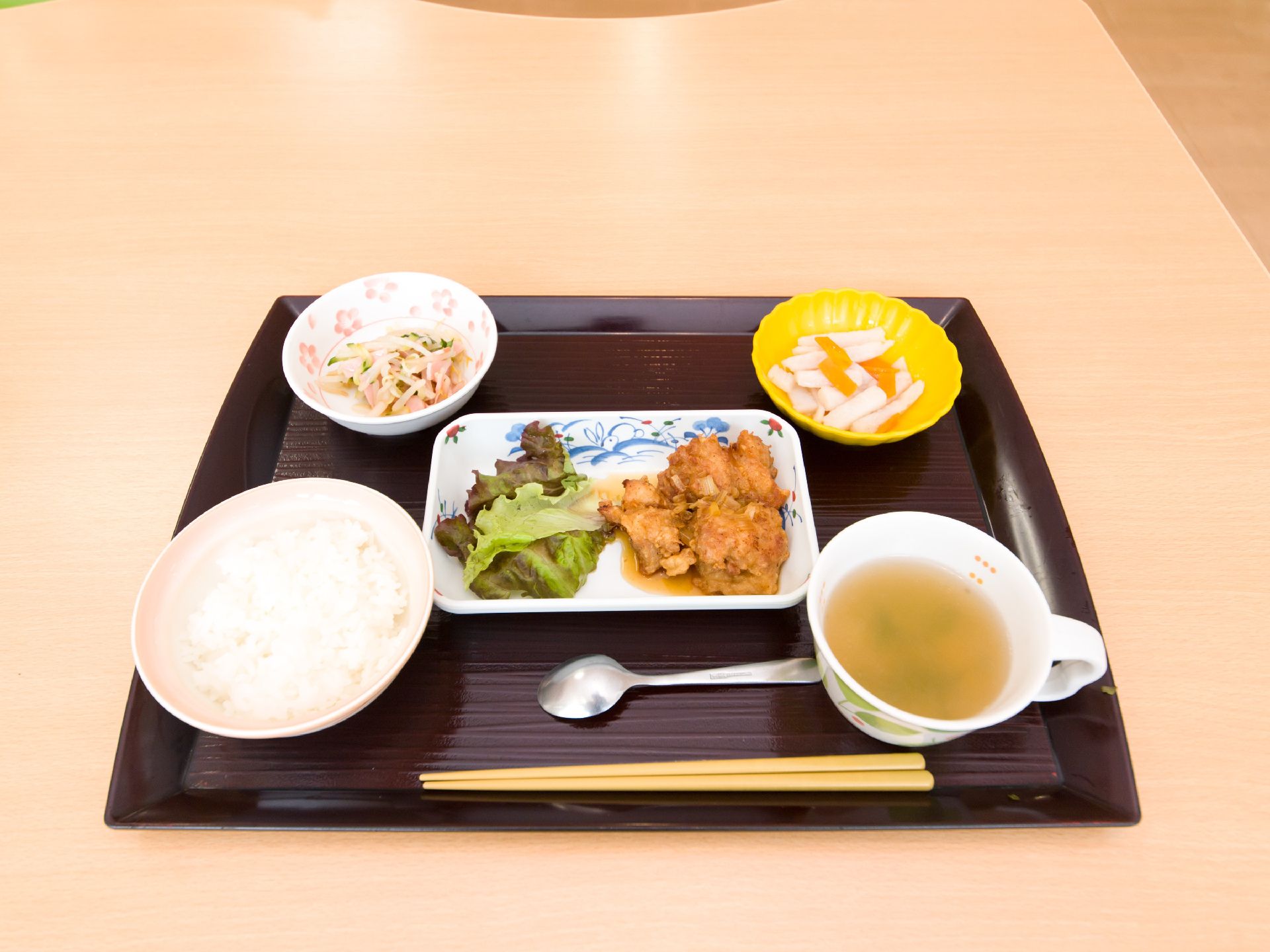 主食と主菜が1品ずつ、副菜は2品、汁物が1品で構成されたこの日の食事。管理栄養士の元でメニューは作成されている。